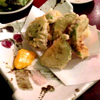 アボカドの天ぷら　黄身酢ソースで