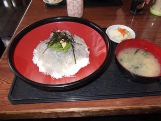 生しらす丼