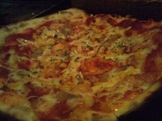 コーンとチーズのピザ