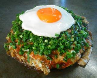 そば入り肉玉、ネギ、目玉のせ