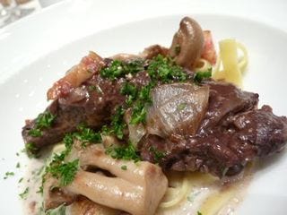 鶏もも肉の赤ワイン煮　ブルゴーニュ風