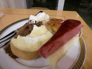 人気のロールケーキとカシスのムースケーキ