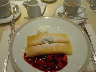 チーズ入りパンケーキロール　レッドベリーソース