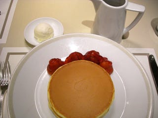 インペリアルパンケーキ　いちご添え