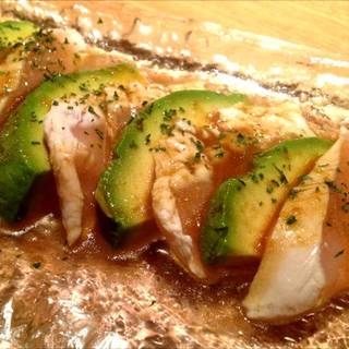 鶏ササミとアボカドのカルパッチョ