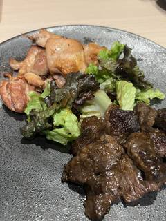 チキングリルと焼肉能登牛サラダ