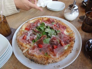 生ハムとルッコラのピッツァ