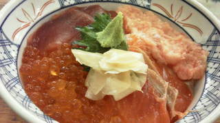 まぐろとサーモンの４色丼