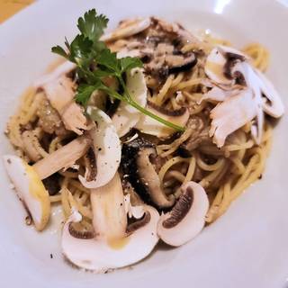 ４種類のキノコとミスターマッシュルームのペペロンチーノ