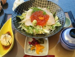 白身魚いくら丼