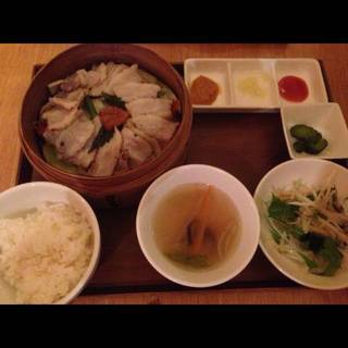 塩漬け豚と旬野菜のせいろ蒸しと小籠包のセット