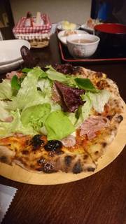 生ハムと季節の野菜ピザ