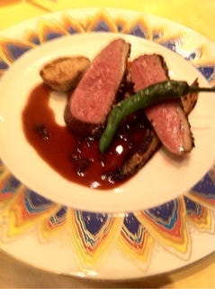 鴨胸肉のゴマ風味　ごぼう入りのポルト種のソース