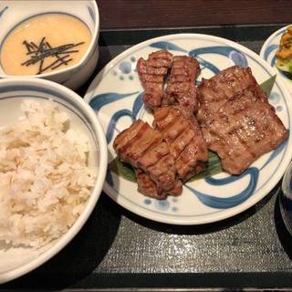 牛タンの三種盛り定食