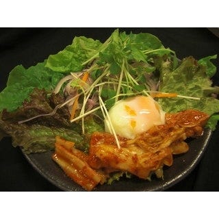 キムチと温玉サラダ