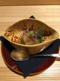 山菜のお浸し、北寄貝のジュレ乗せ　黄身酢和え