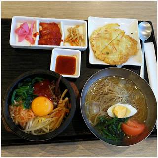 石焼ビビンバと冷麺セット