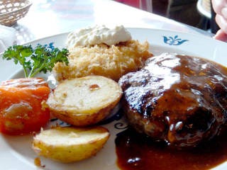 ハンバーグステーキと白身魚フライ