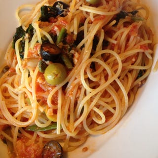 バッカラとほうれん草　オリーブのトマトソース