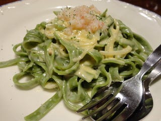 ホウレン草入り生パスタ、タリアテッレ　カニ入りクリームソース