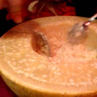 ペラガッティーノチーズの器で仕上げる　焼きチーズリゾット