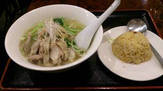 蒸し鶏肉塩そば半チャーハン