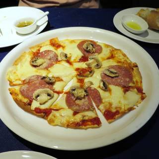 ミラノサラミとマッシュルームのピザ