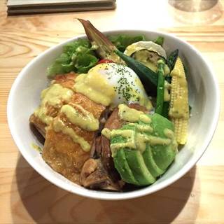 たっぷり野菜とチキンマスタードソース丼