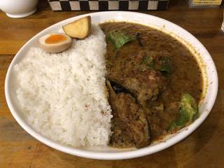 ホールスパイスのチキンカレー