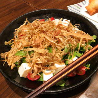 揚げごぼうと豆富のサラダ