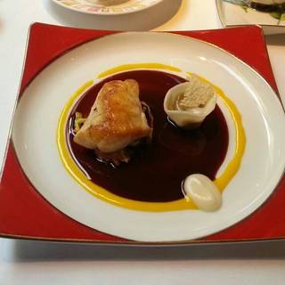 宮崎県産白サバフグのロースト　スパイス風味　赤ワインソース