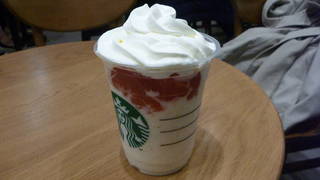 フルーツ－オン－トップ－ヨーグルトフラぺチーノｗｉｔｈクラッシュナッツ