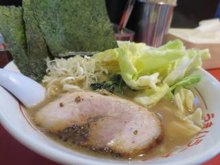 うまいラーメン中盛（半分キャベツトッピング）