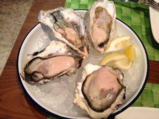 本日の生牡蠣２種盛り合わせ