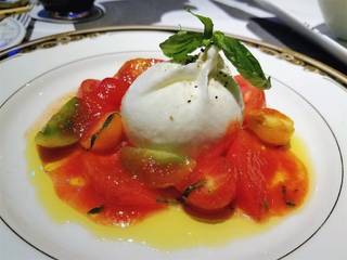 色々トマトとブッラータチーズ