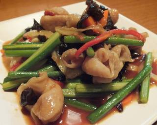 豚ホルモンとにんにくの芽のコク炒め