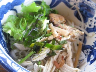 ベトナム風チキンとハーブのフォー