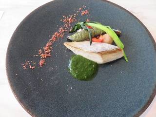 サワラのロースト　近江のもち麦と日野菜のリゾット　菜花のほろ苦いアクセント