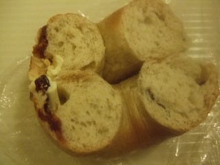 クリームチーズ＆クランベリーベーグル