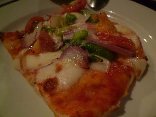 モッツァレラチーズと野菜のピザ