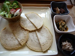 おかずを巻いて食べるパンケーキランチ