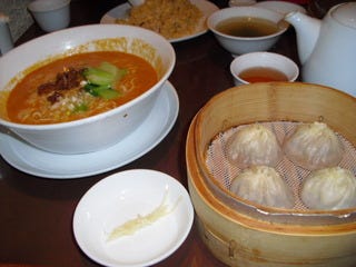 タンタン麺と小龍包のセット