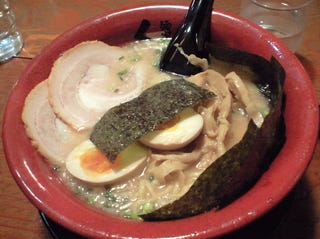 くさび赤丸豚骨醤油麺