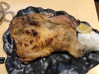 骨付き鶏もも一夜干しの炭火焼き