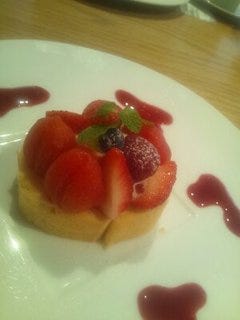 季節フルーツのベジタブルロールケーキ