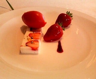 レアチーズ　イチゴのシャーベット添え