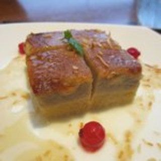 タロイモケーキココナッツアイス添え