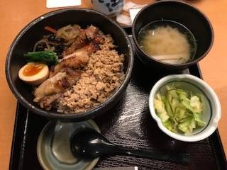 鶏もも焼きとそぼろの二種丼