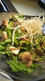 サンチュと平貝のごま塩サラダ