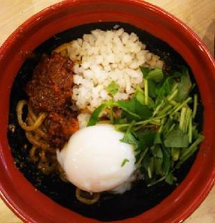 胡麻香る汁なし担々麺